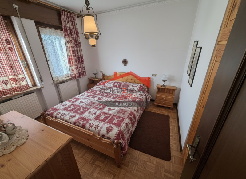 Scopri il tuo nuovo rifugio nel cuore di Gallio! Proponiamo in vendita un incantevole appartament...