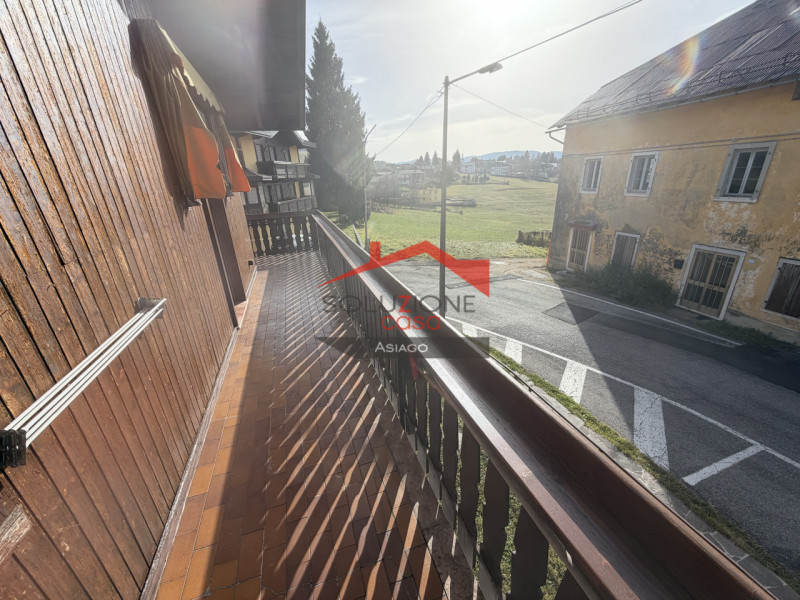 Scopri il tuo nuovo rifugio nel cuore di Gallio! Proponiamo in vendita un incantevole appartament...