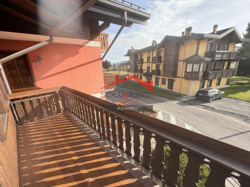 Scopri il tuo nuovo rifugio nel cuore di Gallio! Proponiamo in vendita un incantevole appartament...