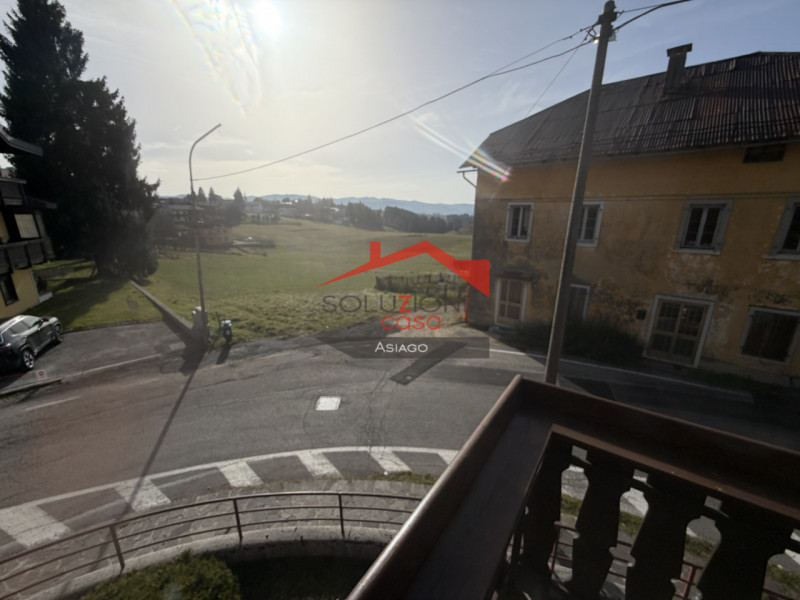 Scopri il tuo nuovo rifugio nel cuore di Gallio! Proponiamo in vendita un incantevole appartament...