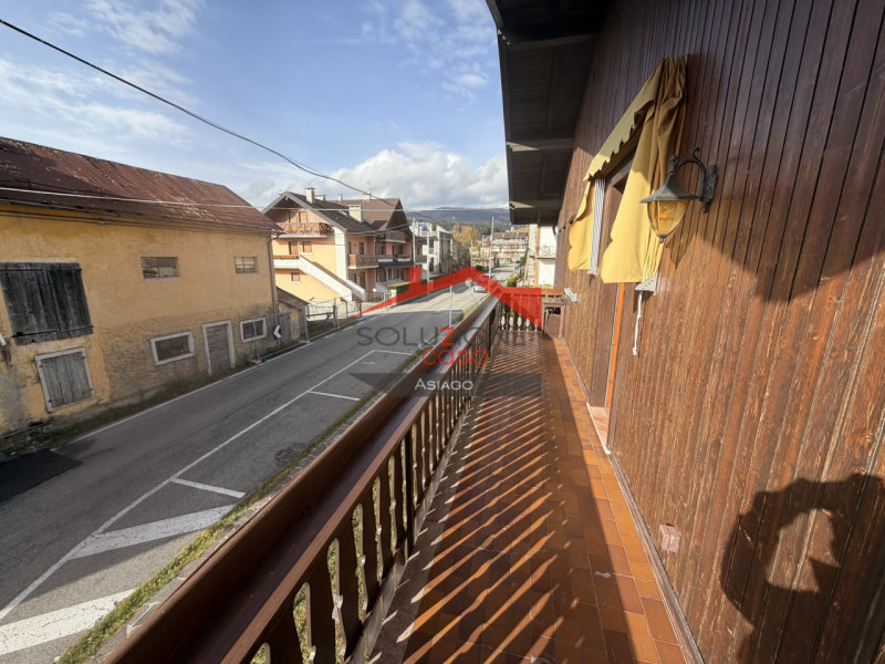 Scopri il tuo nuovo rifugio nel cuore di Gallio! Proponiamo in vendita un incantevole appartament...