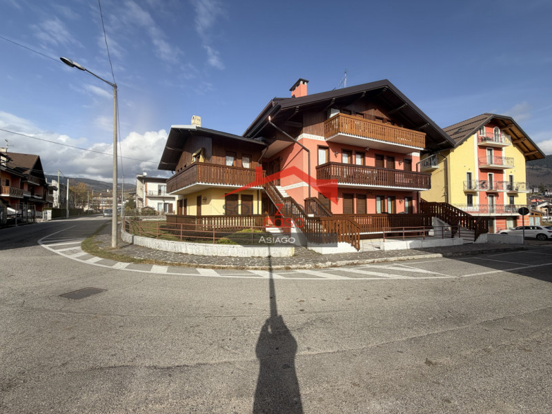 Scopri il tuo nuovo rifugio nel cuore di Gallio! Proponiamo in vendita un incantevole appartament...