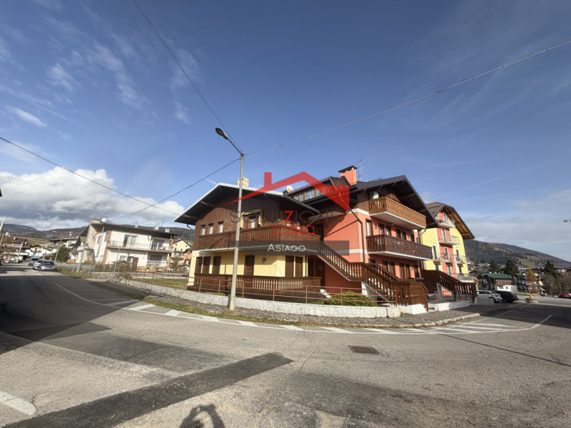 Scopri il tuo nuovo rifugio nel cuore di Gallio! Proponiamo in vendita un incantevole appartament...