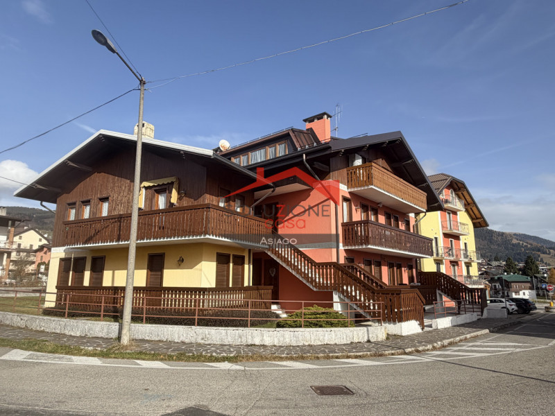 Scopri il tuo nuovo rifugio nel cuore di Gallio! Proponiamo in vendita un incantevole appartament...