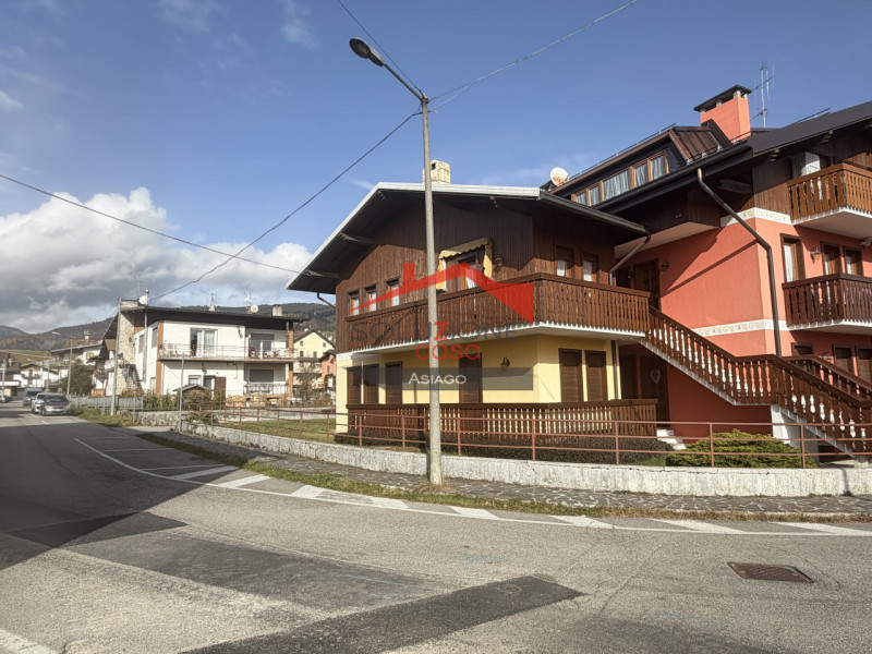 Scopri il tuo nuovo rifugio nel cuore di Gallio! Proponiamo in vendita un incantevole appartament...