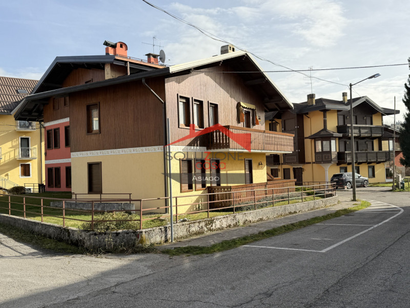 Scopri il tuo nuovo rifugio nel cuore di Gallio! Proponiamo in vendita un incantevole appartament...