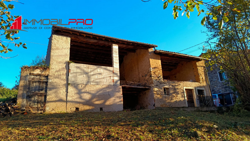 In una tranquilla e riservata zona di Via Mare, a Lugo di Vicenza, proponiamo una proprietà davve...