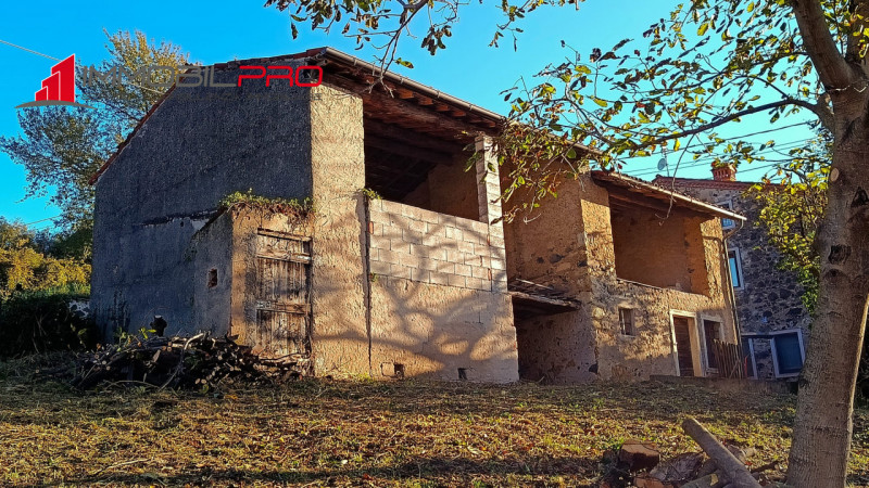 In una tranquilla e riservata zona di Via Mare, a Lugo di Vicenza, proponiamo una proprietà davve...