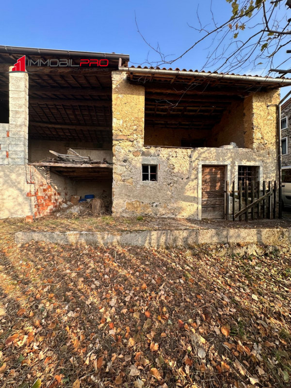 In una tranquilla e riservata zona di Via Mare, a Lugo di Vicenza, proponiamo una proprietà davve...