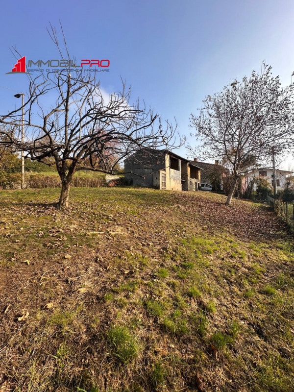 In una tranquilla e riservata zona di Via Mare, a Lugo di Vicenza, proponiamo una proprietà davve...