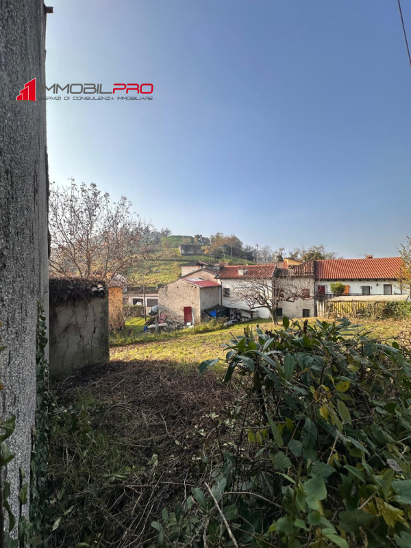 In una tranquilla e riservata zona di Via Mare, a Lugo di Vicenza, proponiamo una proprietà davve...