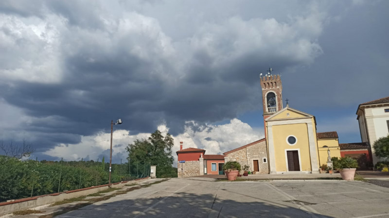 Scopri il tuo rifugio ideale tra i suggestivi Colli Berici! Proponiamo camere per affitti brevi d...