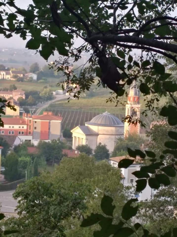 Scopri il tuo rifugio ideale tra i suggestivi Colli Berici! Proponiamo camere per affitti brevi d...