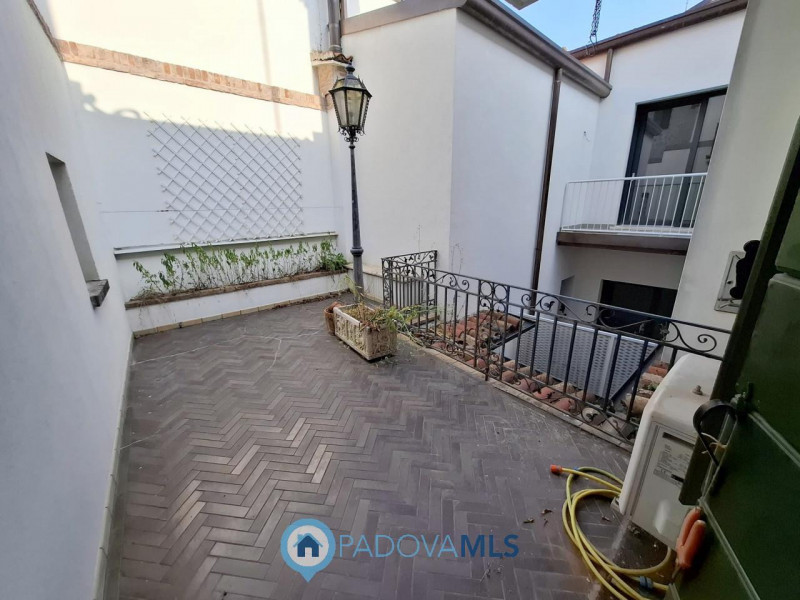 Se stai cercando una residenza esclusiva nel cuore pulsante di Padova, questo palazzetto indipend...