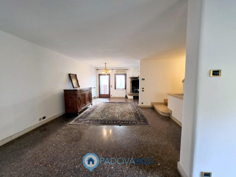 Se stai cercando una residenza esclusiva nel cuore pulsante di Padova, questo palazzetto indipend...