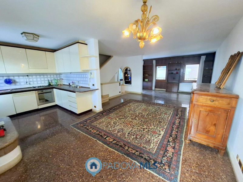 Se stai cercando una residenza esclusiva nel cuore pulsante di Padova, questo palazzetto indipend...