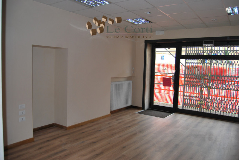 In posizione centrale, comodo al centro di Lonigo, con ampi parcheggi, proponiamo negozio al pian...