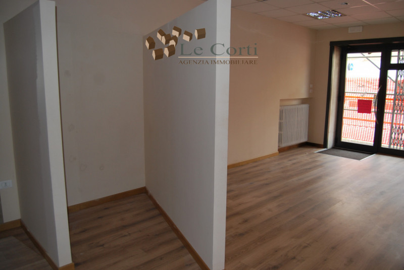 In posizione centrale, comodo al centro di Lonigo, con ampi parcheggi, proponiamo negozio al pian...