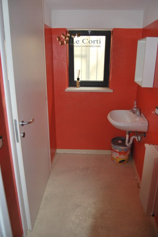 In posizione centrale, comodo al centro di Lonigo, con ampi parcheggi, proponiamo negozio al pian...