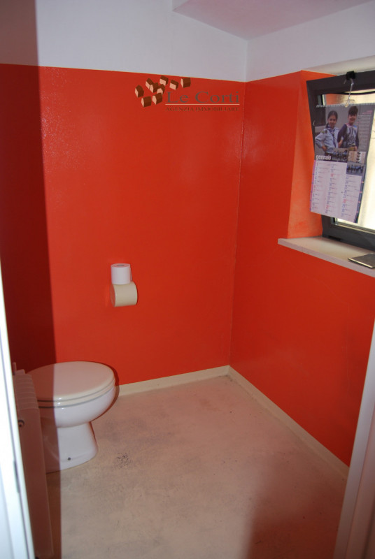 In posizione centrale, comodo al centro di Lonigo, con ampi parcheggi, proponiamo negozio al pian...