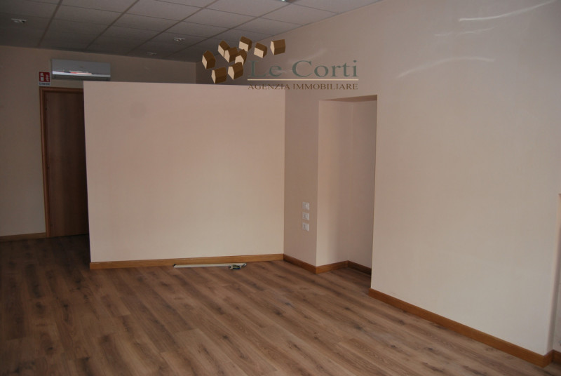 In posizione centrale, comodo al centro di Lonigo, con ampi parcheggi, proponiamo negozio al pian...