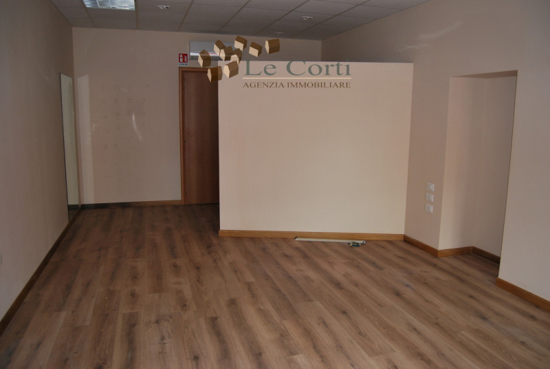 In posizione centrale, comodo al centro di Lonigo, con ampi parcheggi, proponiamo negozio al pian...