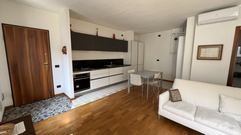 SCHIO – Centro: in zona residenziale centrale, comoda a tutti i servizi, appartamento TRICAMERE s...