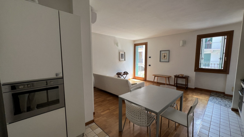 SCHIO – Centro: in zona residenziale centrale, comoda a tutti i servizi, appartamento TRICAMERE s...