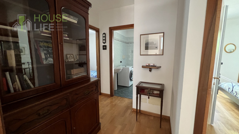 SCHIO – Centro: in zona residenziale centrale, comoda a tutti i servizi, appartamento TRICAMERE s...