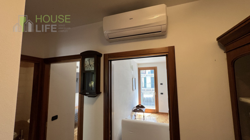 SCHIO – Centro: in zona residenziale centrale, comoda a tutti i servizi, appartamento TRICAMERE s...