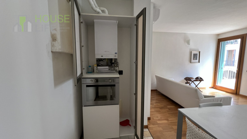 SCHIO – Centro: in zona residenziale centrale, comoda a tutti i servizi, appartamento TRICAMERE s...