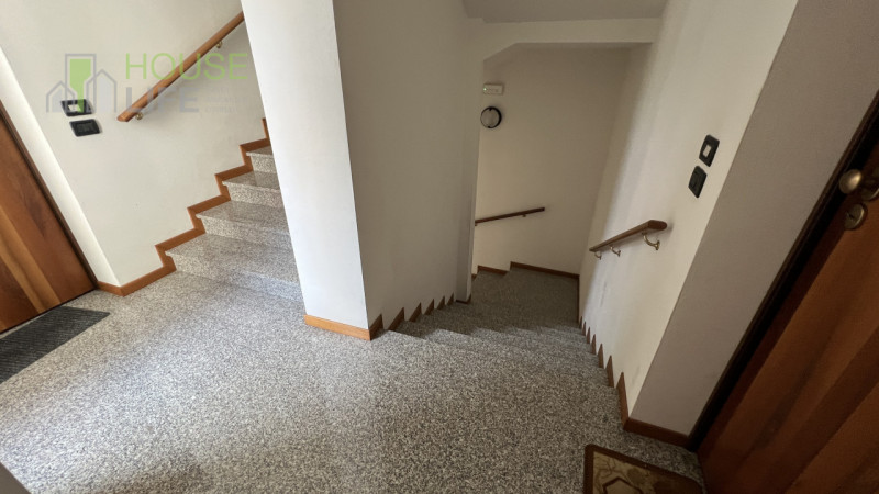 SCHIO – Centro: in zona residenziale centrale, comoda a tutti i servizi, appartamento TRICAMERE s...