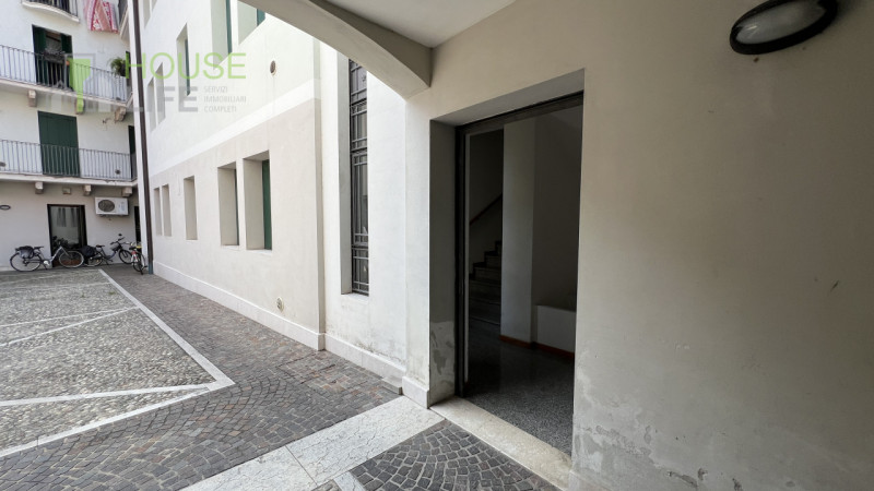 SCHIO – Centro: in zona residenziale centrale, comoda a tutti i servizi, appartamento TRICAMERE s...