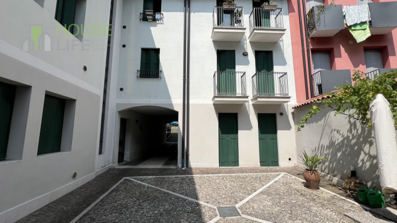 SCHIO – Centro: in zona residenziale centrale, comoda a tutti i servizi, appartamento TRICAMERE s...