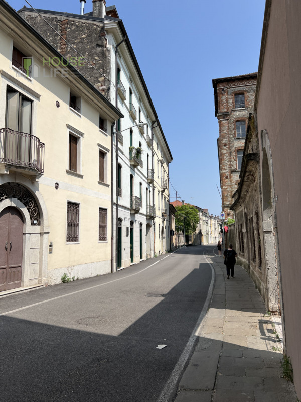 SCHIO – Centro: in zona residenziale centrale, comoda a tutti i servizi, appartamento TRICAMERE s...