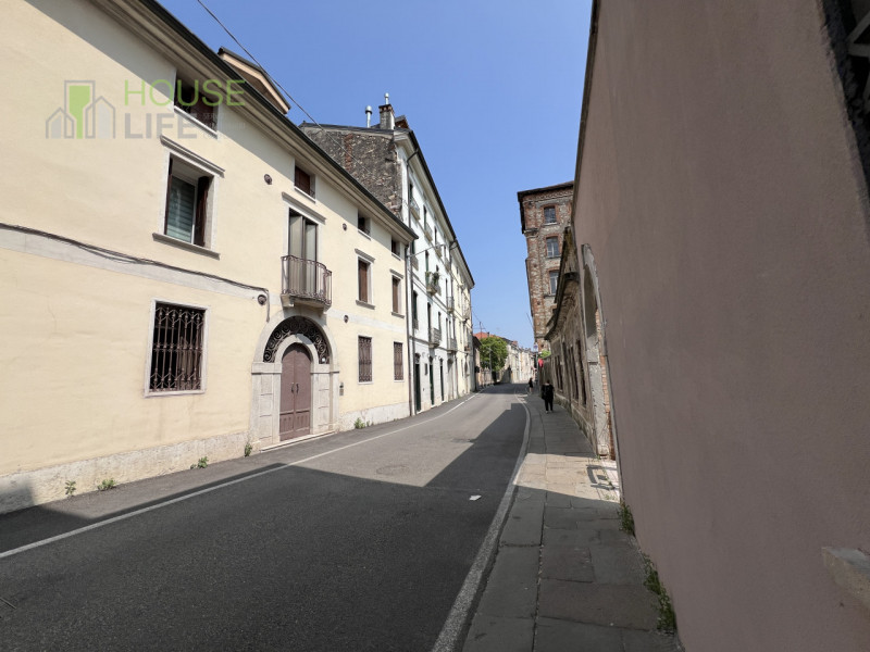 SCHIO – Centro: in zona residenziale centrale, comoda a tutti i servizi, appartamento TRICAMERE s...