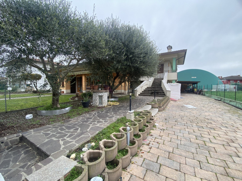 Nel cuore di Veggiano, in una zona centrale e ben servita, vi proponiamo una bifamiliare vertical...