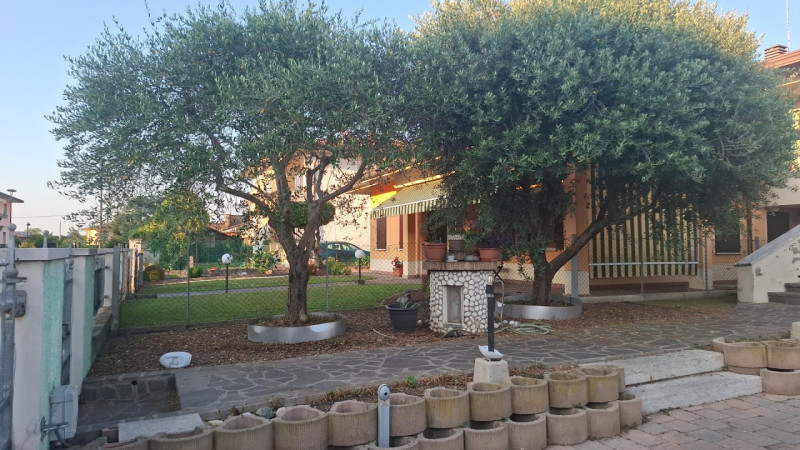 Nel cuore di Veggiano, in una zona centrale e ben servita, vi proponiamo una bifamiliare vertical...