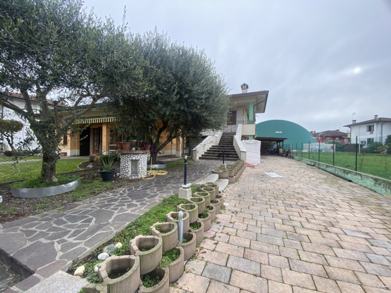 Nel cuore di Veggiano, in una zona centrale e ben servita, vi proponiamo una bifamiliare vertical...