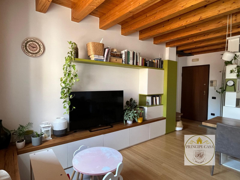 APE555 - Proponiamo in vendita un raffinato appartamento trilocale al primo piano situato in una ...