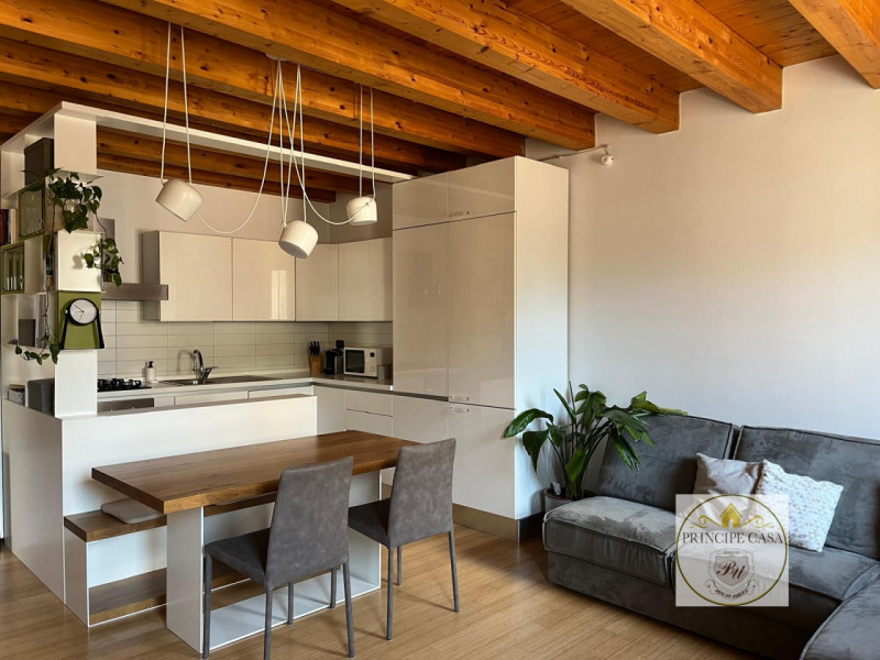 APE555 - Proponiamo in vendita un raffinato appartamento trilocale al primo piano situato in una ...