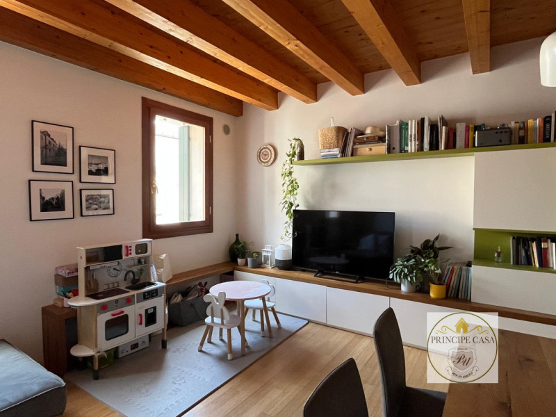 APE555 - Proponiamo in vendita un raffinato appartamento trilocale al primo piano situato in una ...