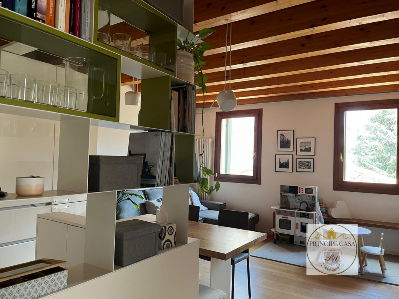 APE555 - Proponiamo in vendita un raffinato appartamento trilocale al primo piano situato in una ...