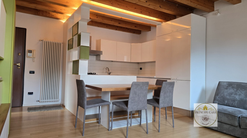 APE555 - Proponiamo in vendita un raffinato appartamento trilocale al primo piano situato in una ...