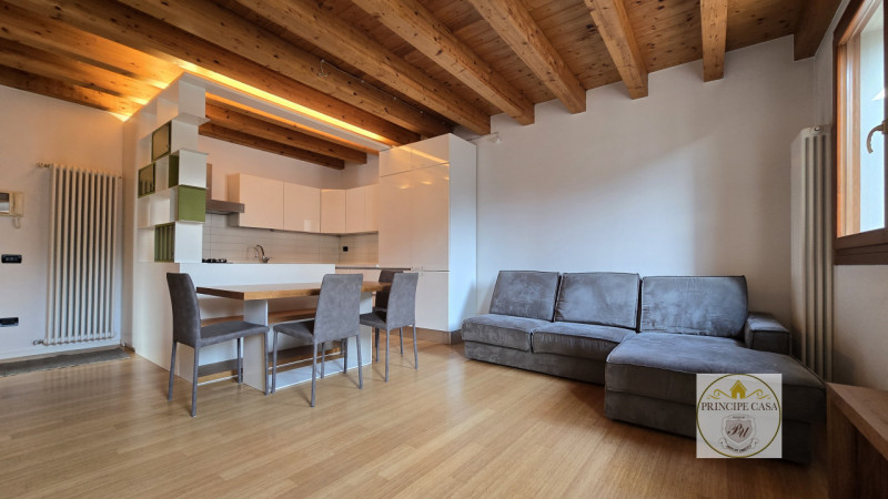 APE555 - Proponiamo in vendita un raffinato appartamento trilocale al primo piano situato in una ...