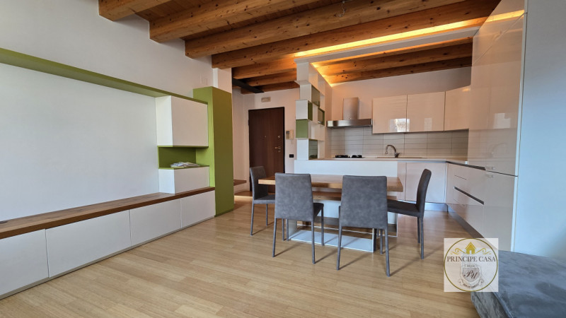 APE555 - Proponiamo in vendita un raffinato appartamento trilocale al primo piano situato in una ...