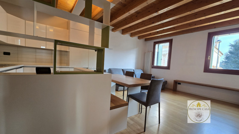 APE555 - Proponiamo in vendita un raffinato appartamento trilocale al primo piano situato in una ...