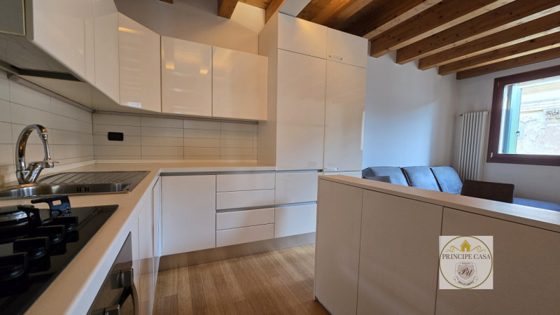 APE555 - Proponiamo in vendita un raffinato appartamento trilocale al primo piano situato in una ...