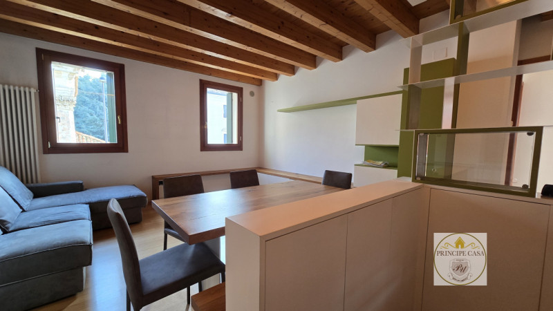 APE555 - Proponiamo in vendita un raffinato appartamento trilocale al primo piano situato in una ...