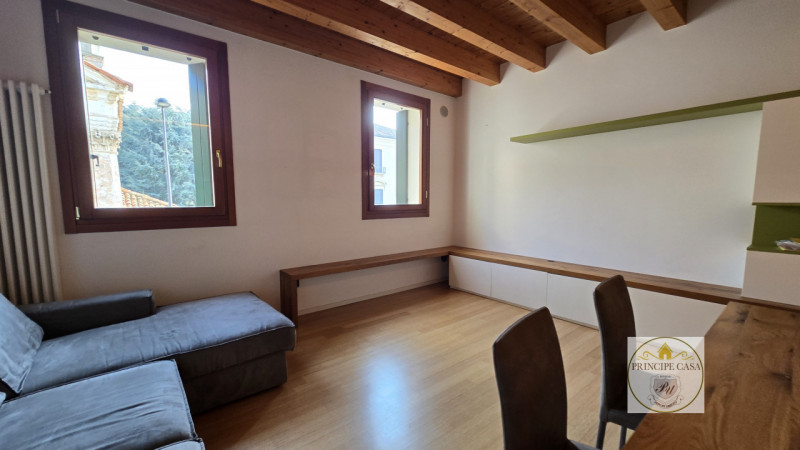 APE555 - Proponiamo in vendita un raffinato appartamento trilocale al primo piano situato in una ...